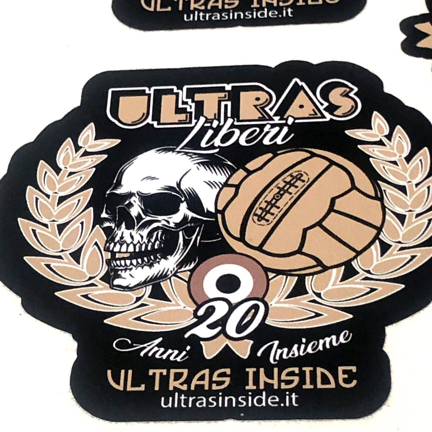Foglio A5 con 3 adesivi in PVC Ultras Inside del 2020 "20 Anni Insieme" Liberi